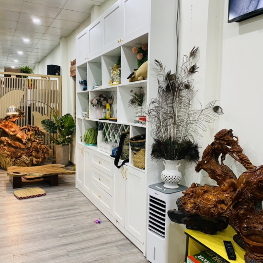 Thi công vách ngăn, kệ trang trí